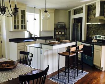 Bontecou Farm sited on a bluff overlooking the Wallkill River - New Paltz - Cocina