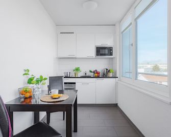 Swiss Star Oerlikon Lodge - Self Check-In - Zurich - Kitchen