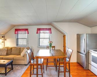 Quiet Country Living Farmhouse Apt Near Hudson! - Hudson - Dining room