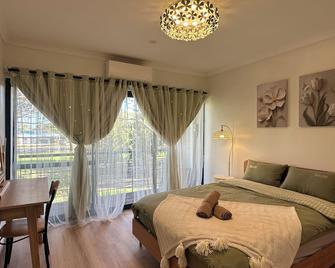 Koombana Bay beach Homestay - Bunbury - Bedroom