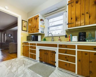 Minutes Away from MQT One Hour to Munising - Marquette - Kitchen