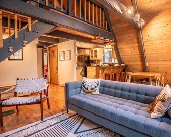 Viva Bavaria, A-Frame w/ free Summer Pool Access! - Dorrington - Sala de estar