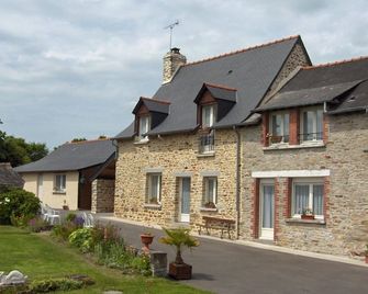 4 bedroom house in a quiet countryside Rennes - La Bouëxière - Edificio