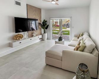 Beach Paradise Villa Bimini Bay Condo -Polaris available! - Bailey Town - Living room