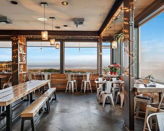 Seaview Sanctuary: 3 Beautiful Units, Pool! Close to Beard's Hollow View Point - Лонг-Біч - Ресторан