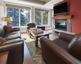 Star Suite -Luxurious condo with 3 fireplaces, and open Pool! - Canmore - Sala de estar