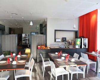 Sleek City Flat with Elevator Access Near Orly Airport - Kitchenette - Шевії-Ларю - Ресторан