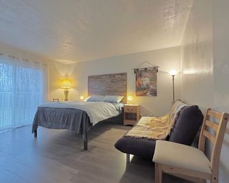 Four and half bedrooms 10 Acres of forest with trails - Tottenham - Bedroom