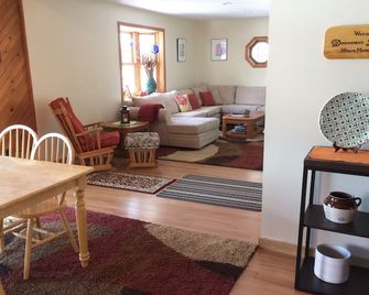 Lakefront Home w/New Hot Tub, Casino 1 mile away, Hiking, Foliage - Fall 25% off - Oxford - Living room