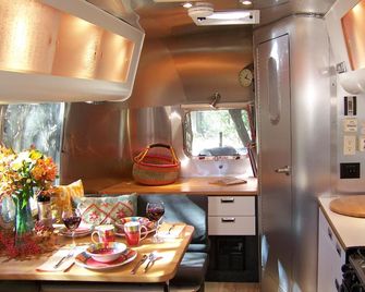 'Moonbeam ' the Airstream on Round Mountain Ranch - Leander - Cocina