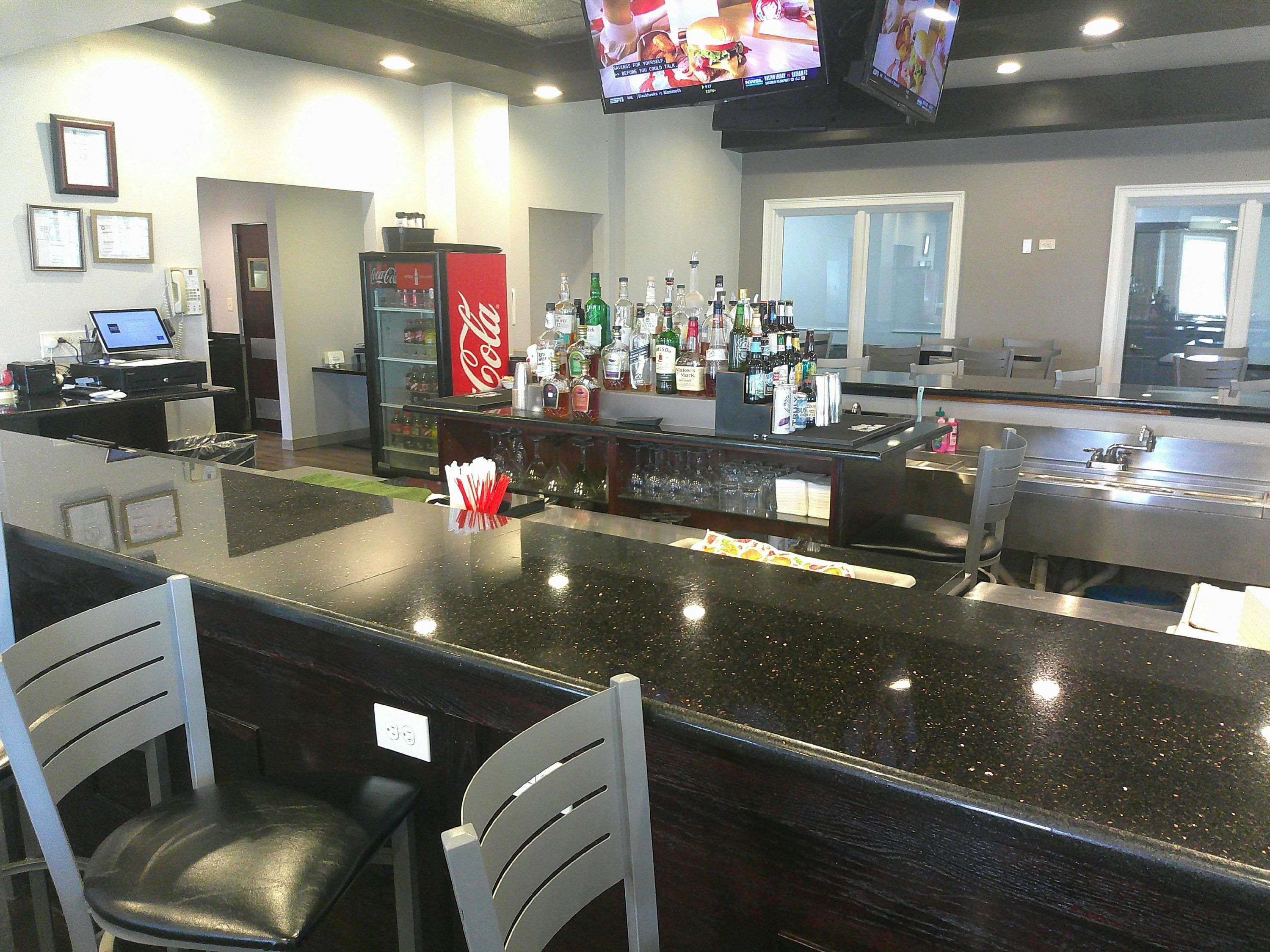 HomeTowne Studios by Red Roof Leesburg - Leesburg - Bar