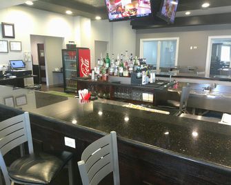 HomeTowne Studios by Red Roof Leesburg - Leesburg - Bar