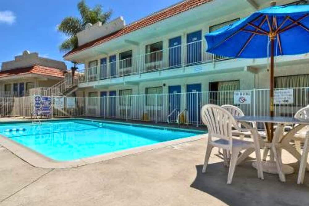 Motel 6 Carlsbad East Ca - Carlsbad - Pool