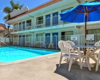 Motel 6 Carlsbad East Ca - Carlsbad - Pool