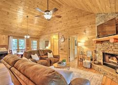 Cozy Cabin at a Mountain Resort 4 Mi to Downtown! - Ellijay - Living room