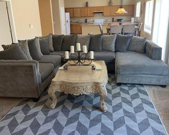 Bella Oasis Family Retreat - El Mirage - Living room