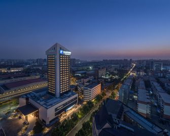 Holiday Inn Express Luoyang Nanchang Road by IHG - Luoyang - Building