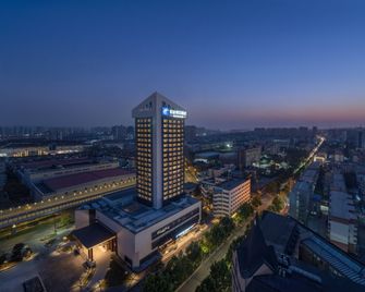 Holiday Inn Express Luoyang Nanchang Road by IHG - Луойян - Будівля