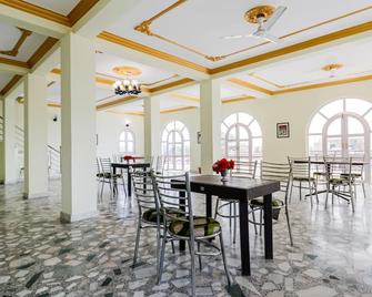 OYO 60753 Paradise Luxury Home Stay - Khajuraho - Restaurante