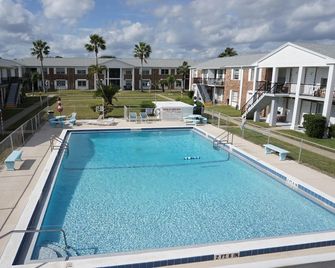 Waterfront condo with direct views of NASA close to beach, unique Florida Oasis - Titusville - Uima-allas