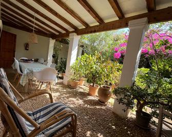 Charming Andalusian-style house with lush interior garden. - Sant Francesc de Formentera - Patio