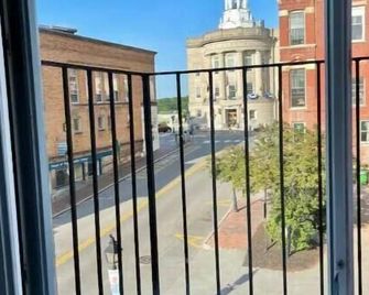 Apartment over shops in Bath Historic District - Bath - Balcony