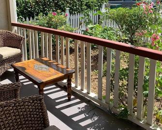Historic Hazlett's Home c1860s - Clyde - Balkon