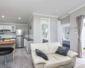 Prestigious Northshore Guest House - Comfortable Living Close To Mullaloo Beach - Hillarys - Living room