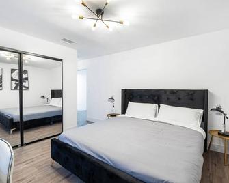 Cozy Private 3 Bd House in North Hills w/ backyard - Los Angeles - Bedroom