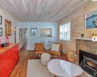 Lovely lakefront home in the hub of Muskoka - Port Carling - Living room