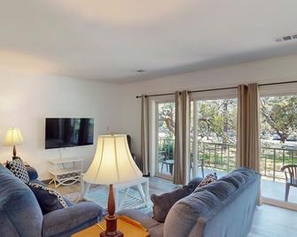 Atlantic Breeze #6 Apts - Jekyll Island - Living room