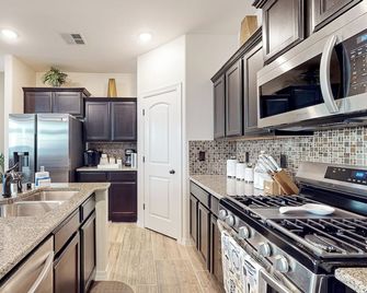 El Paso Family Retreat: Games, Grill & Fenced Yard - El Paso - Kitchen