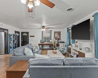 Valley View Acre - Jonesboro - Living room