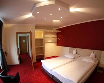 Hotel-Restaurant Zum Goldenen Löwen - Kelkheim - Bedroom