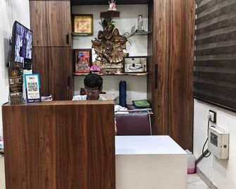 Crown Palace Hotel & Restaurant - Hāpur - Front desk