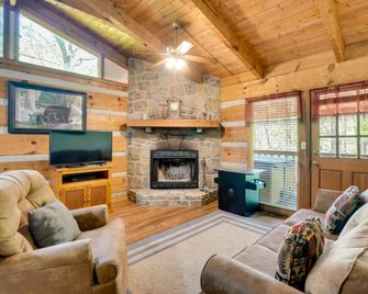 Covered Deck and Hot Tub Cozy Gatlinburg Cabin - Gatlinburg - Living room