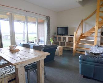 Peaceful Holiday Home with Roofed Terrace - Geesteren - Comedor