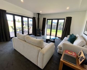 Blue Lake Holiday Home - Twizel - Free Wifi - Twizel - Living room