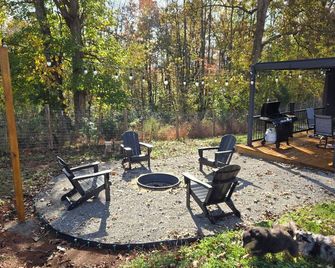 Pet friendly fenced yard, tiny home close to Fall Creek Falls - Sparta - Patio