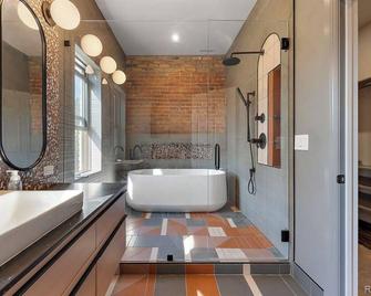 Historic Carriage House Apartment w/ Garage Parking - Detroit