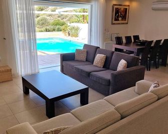 Holiday villa SUNJOY close to the beach - Sounion - Living room