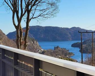 4 Bedroom Beautiful Home In Lyngdal - Lyngdal - Balcón