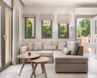 Onore Luxury Suites - Kato Korakiana - Olohuone
