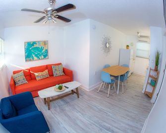 Park Shore Suites St Pete Beach - Saint Pete Beach - Living room