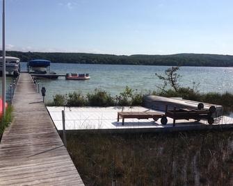 Deer Lake, Lake Charlevoix, Boyne City , Fish, Golf, Hike, Bikers Dream - Boyne City - Vista del exterior