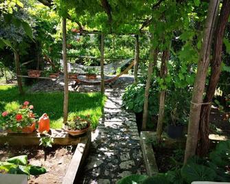 Cozy cottage surrounded by a typical Capri garden. 10 min from the Blue Grotto. - Anacapri - Extérieur
