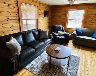 Connie's Little House - Elmira - Living room
