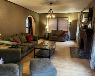 Historic Twin Tudors Inn - Sioux Falls - Living room