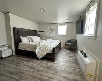 Clean and Cozy 1-bedroom. king bed, 70” smart TV, WiFi, AC in adorable Cass City - Cass City - Habitación