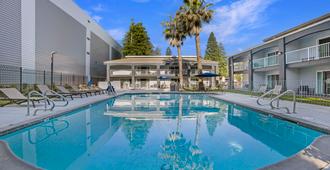 SureStay Plus Hotel by Best Western Sacramento North - Sacramento - Pool